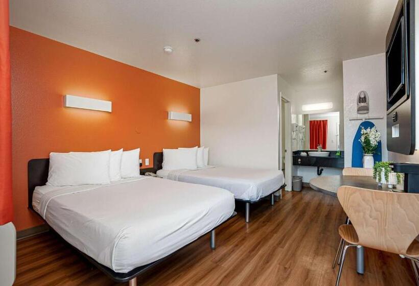 Четырехместный Номер Стандарт, Motel 6temecula, Ca  Historic Old Town