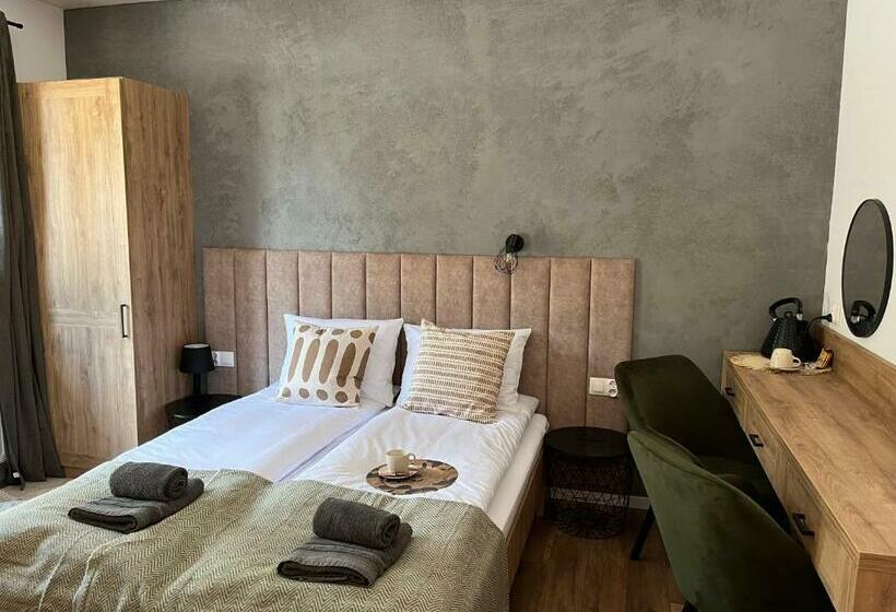 Quarto Estandar Cama King, Donikąd