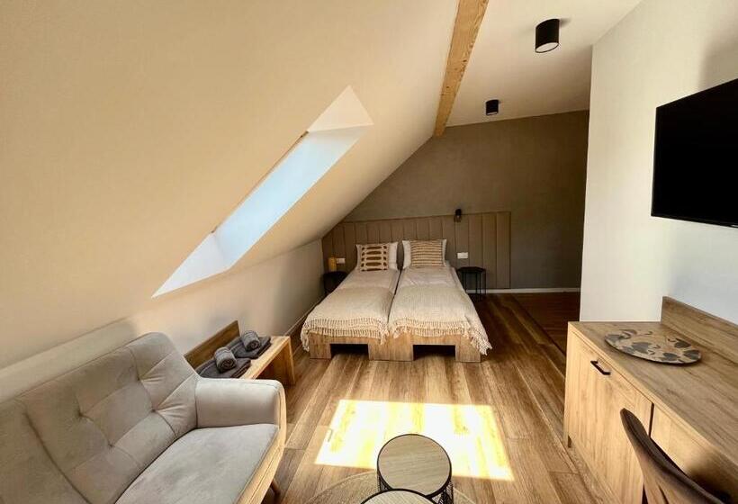 Quarto Estandar com Sacada, Donikąd