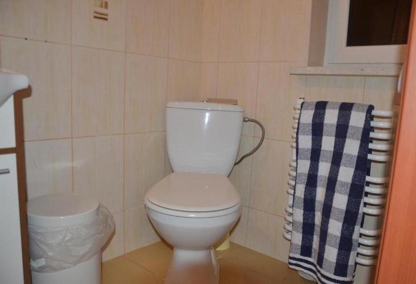اتاق خانوادگی, Marta