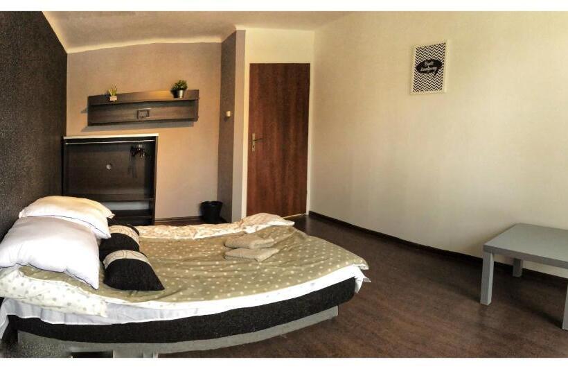 اتاق استاندارد با سرویس بهداشتی مشترک, Kwadrat B&b Jałowego