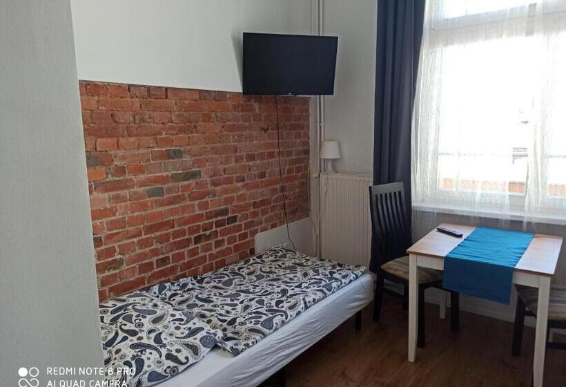 استودیوی استاندارد, Hostel Pałacyk