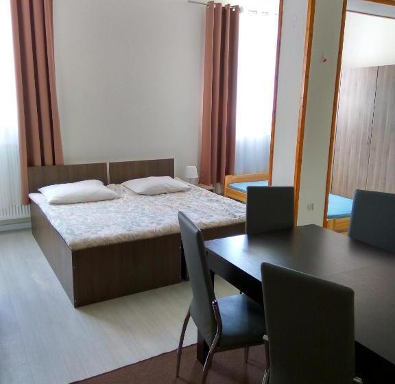 חדר משפחתי, Villa Eleven