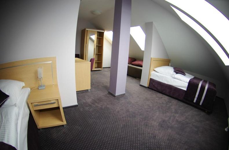 Quarto Triplo Estandar, Pod Złotą Koroną