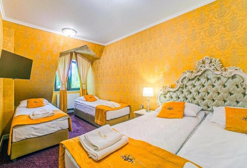 Четырехместный Номер Deluxe, Royal Palace Centrum Bankietowe