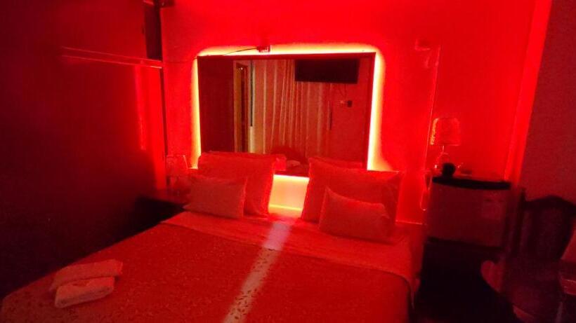سوییت لوکس, Hostal Vicky