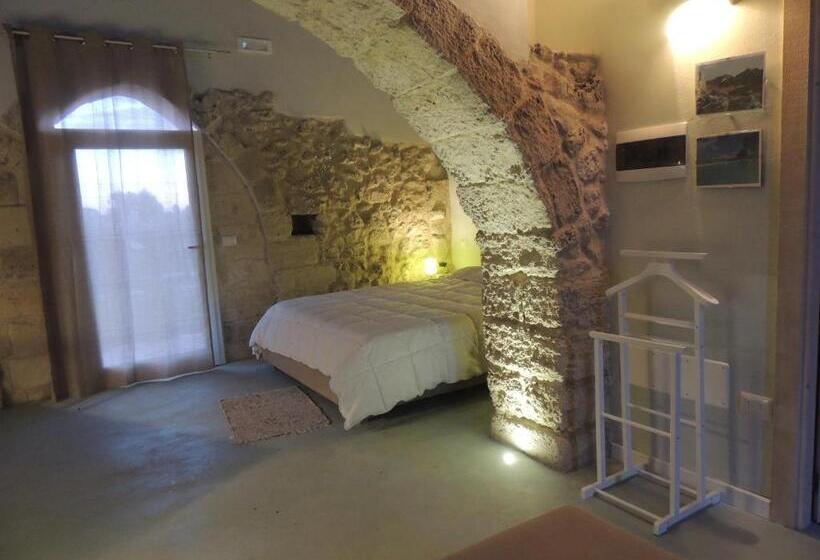 سوییت با چشم‌انداز باغ, Falcon Country Suite