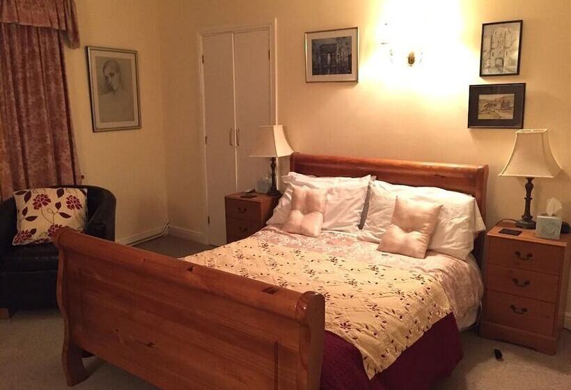 Номер Стандарт, The Waltzing Weasel B&b
