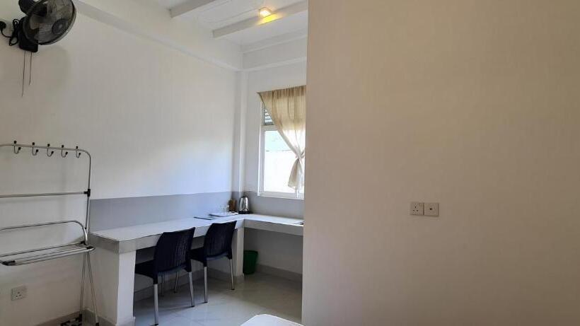 Номер Стандарт, Ceylon Lodge   Airport Transit Hostel