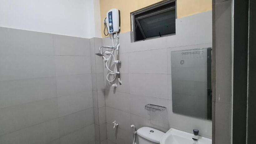 Кровать в Общей Комнате, Ceylon Lodge   Airport Transit Hostel