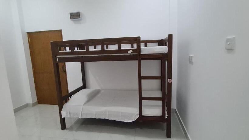 Кровать в Общей Комнате, Ceylon Lodge   Airport Transit Hostel