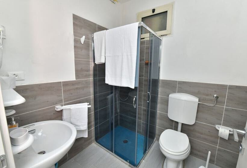 اتاق خانوادگی, A San Lazzaro Rooms