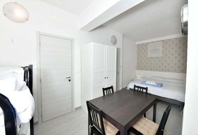 اتاق خانوادگی, A San Lazzaro Rooms