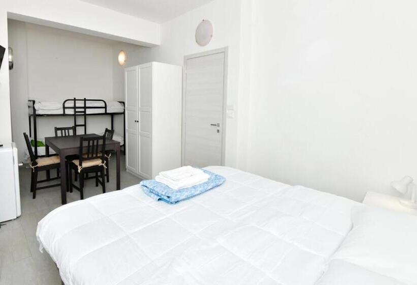 اتاق خانوادگی, A San Lazzaro Rooms