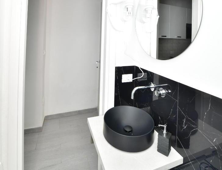 استودیوی استاندارد, A San Lazzaro Rooms