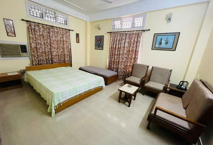 Трехместный Номер Стандарт с Балконом, The Choudhury Manor Homestay