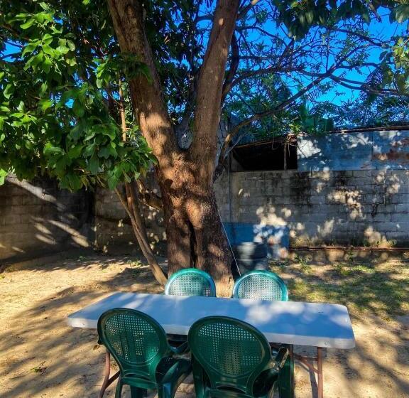 اتاق استاندارد با سرویس بهداشتی مشترک, Puente Real Hostel