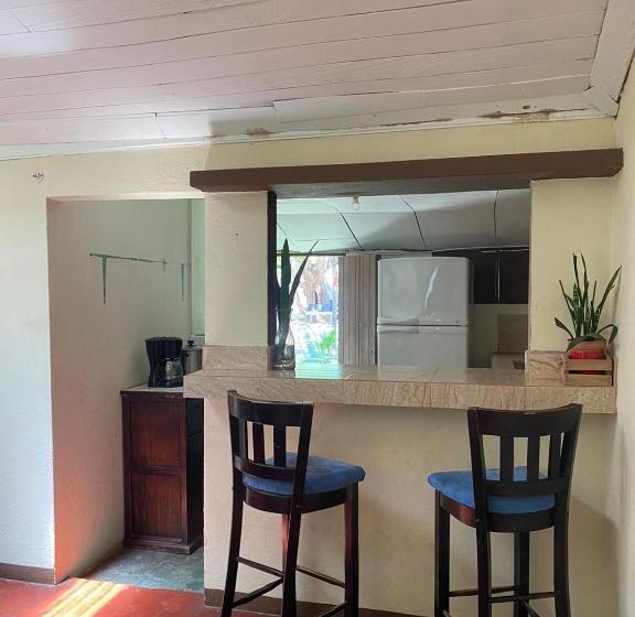 اتاق استاندارد با سرویس بهداشتی مشترک, Puente Real Hostel