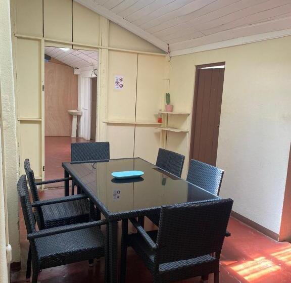 اتاق اکونومی, Puente Real Hostel