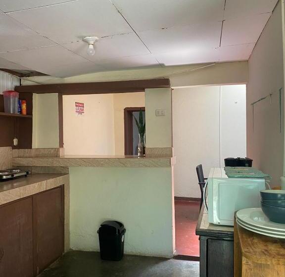 اتاق اکونومی, Puente Real Hostel