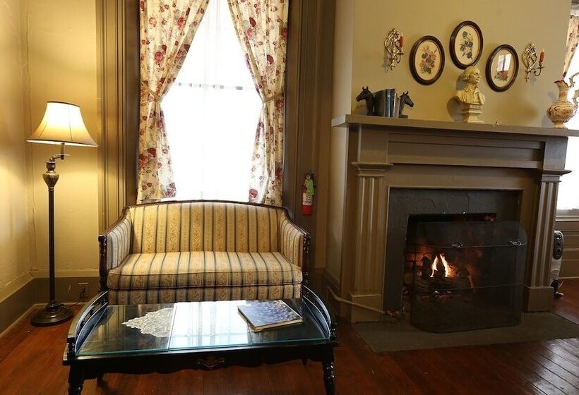 Номер Стандарт, The Lafayette Inn & Restaurant