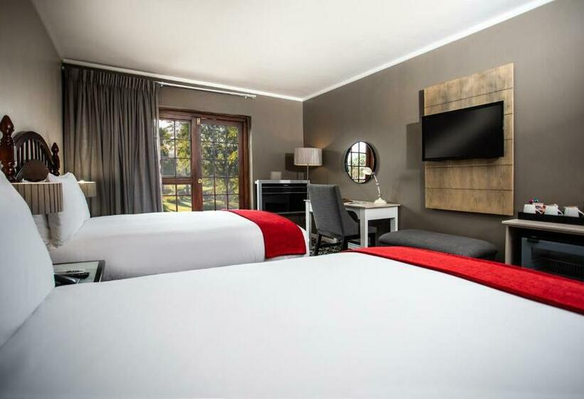 Номер Superior Вид на Бассейн, The Caledon Hotel And Spa