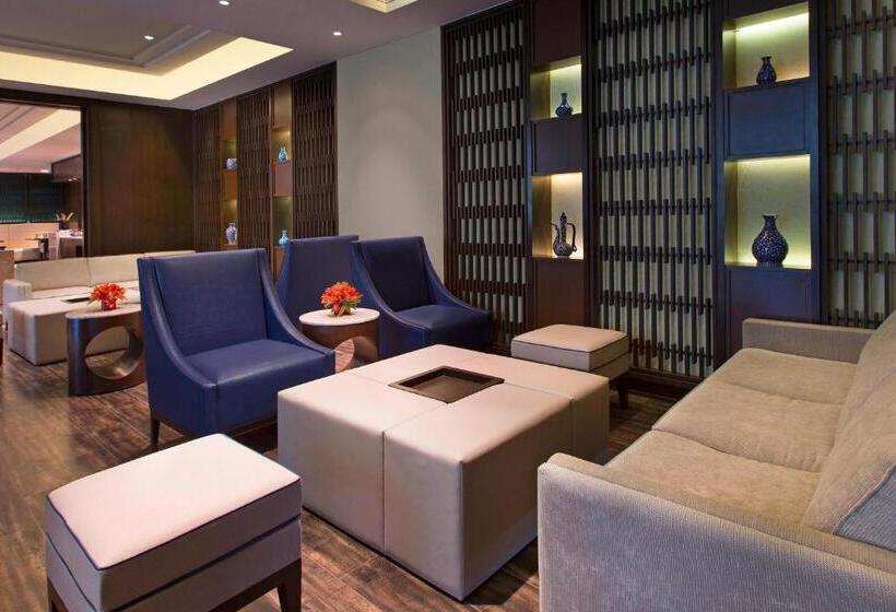 带大床的俱乐部房间, Sheraton Hyderabad