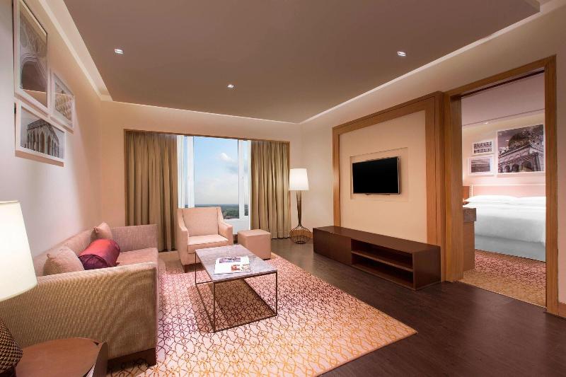带双人大床的行政管理套房, Sheraton Hyderabad