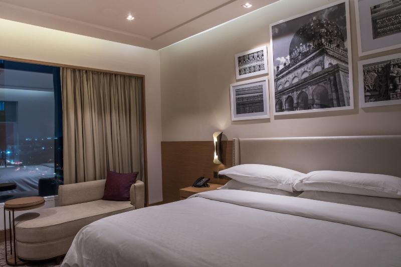带大床的俱乐部房间, Sheraton Hyderabad