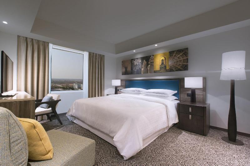 带大床的标准工作室, Sheraton Hyderabad