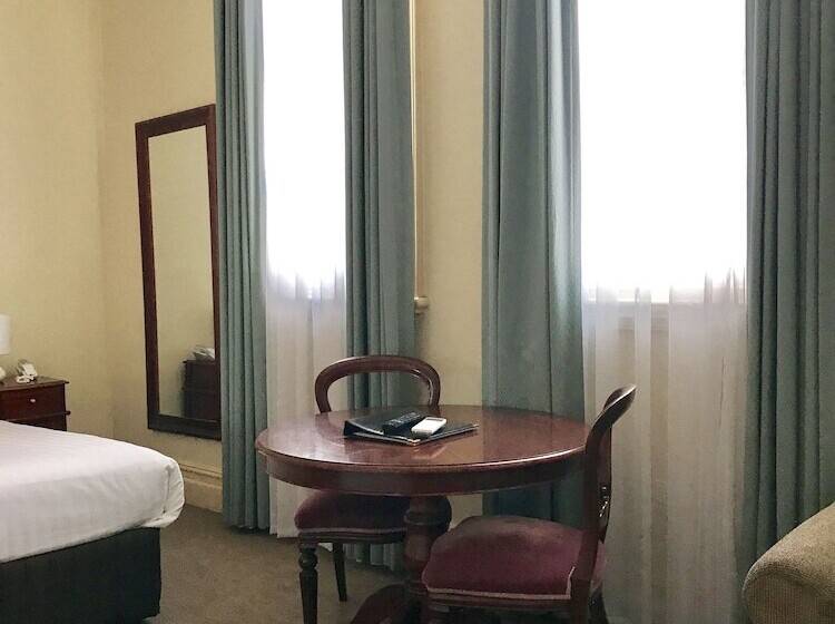 스위트, The Hotel Shamrock