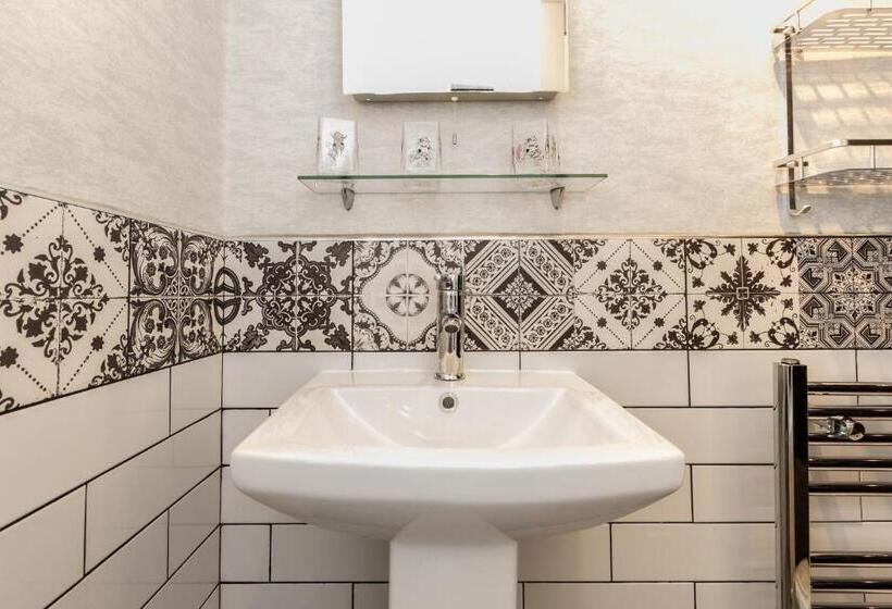 اتاق استاندارد سه نفره, Cambridge House Room Only Accommodation For Adults