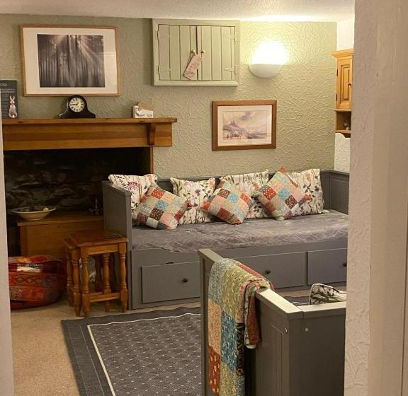 سوییت, Cambridge House Room Only Accommodation For Adults