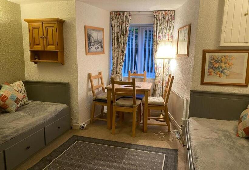 سوییت, Cambridge House Room Only Accommodation For Adults