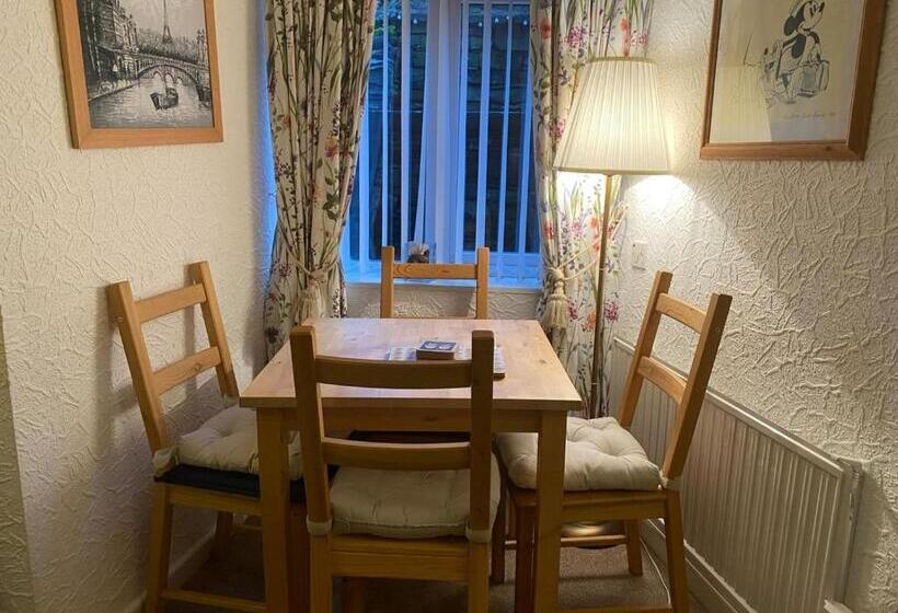 سوییت, Cambridge House Room Only Accommodation For Adults