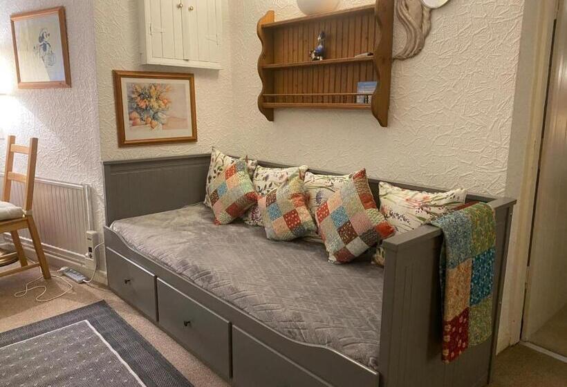 سوییت, Cambridge House Room Only Accommodation For Adults