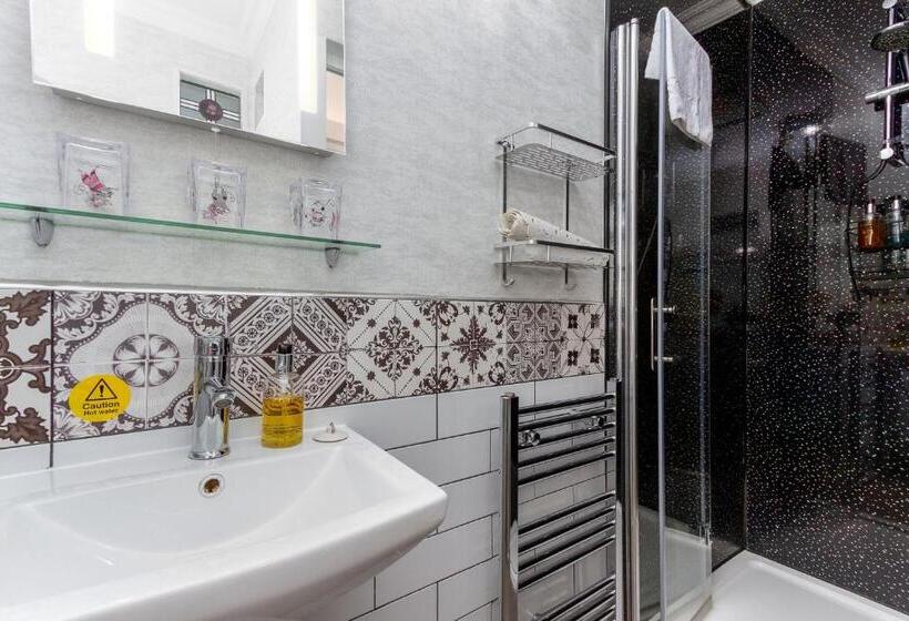 اتاق کلاسیک سه تخته, Cambridge House Room Only Accommodation For Adults