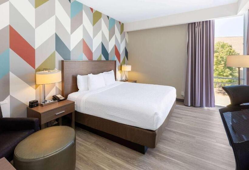 اتاق استاندارد با تخت بزرگ, La Quinta Inn & Suites By Wyndham Tulsa Downtown   Route 66