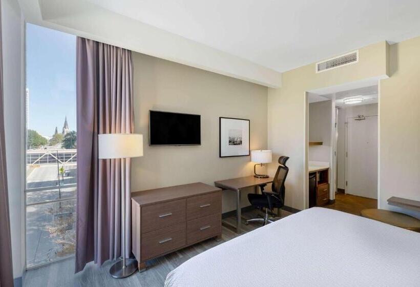 اتاق استاندارد با تخت بزرگ, La Quinta Inn & Suites By Wyndham Tulsa Downtown   Route 66