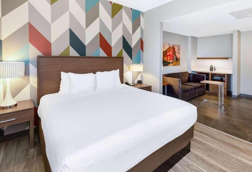 Deluxe Suite King Bed, La Quinta Inn & Suites By Wyndham Tulsa Downtown   Route 66
