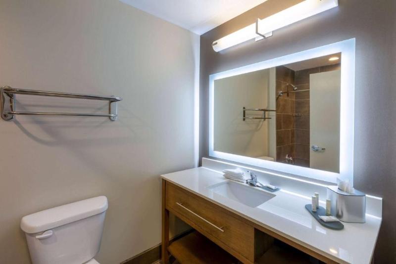 اتاق استاندارد با تخت بزرگ, La Quinta Inn & Suites By Wyndham Tulsa Downtown   Route 66