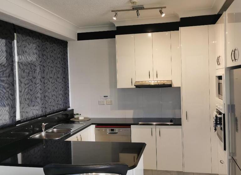 2 Bedroom Apartment with Views, Surfers Hawaiian Holiday Apartments