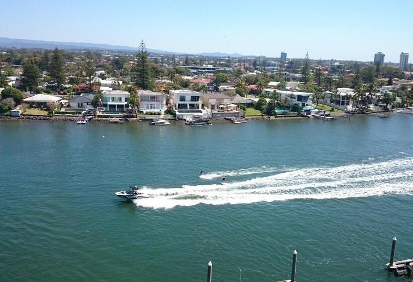 2 Bedroom Apartment with Views, Surfers Hawaiian Holiday Apartments