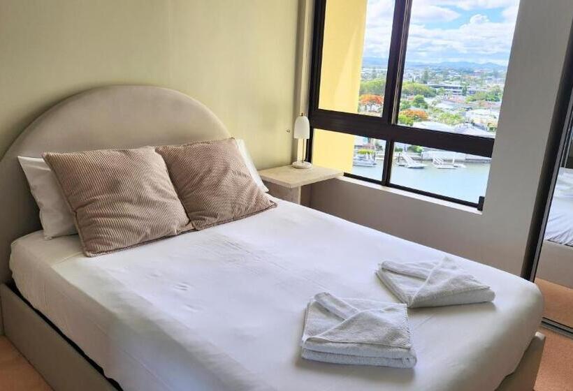 2 Bedroom Apartment with Views, Surfers Hawaiian Holiday Apartments