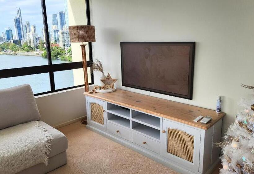 2 Bedroom Apartment with Views, Surfers Hawaiian Holiday Apartments