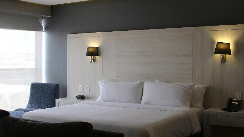 מיטת קינג בסוויטה, Holiday Inn Express Pachuca, An Ihg
