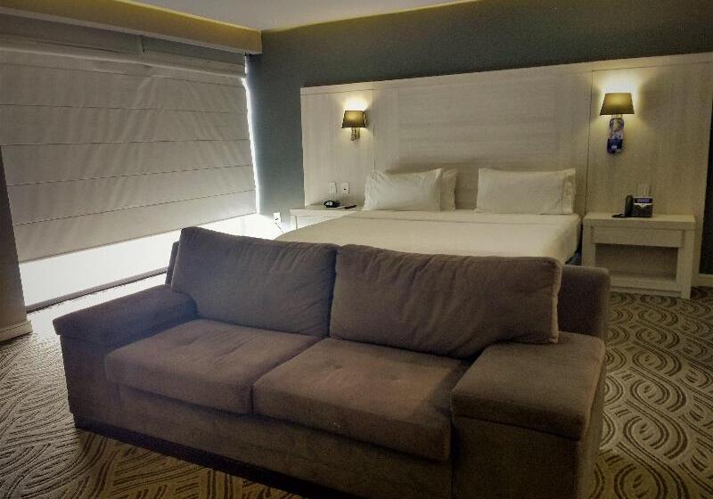 מיטת קינג בסוויטה, Holiday Inn Express Pachuca, An Ihg