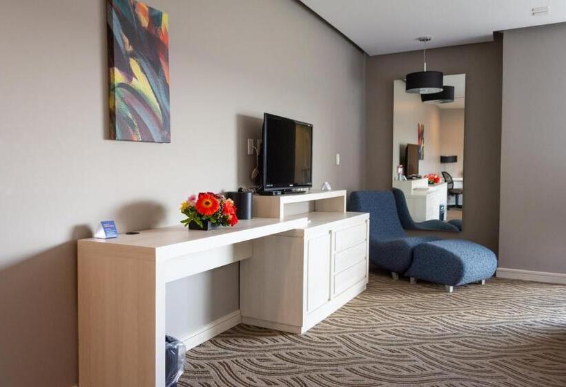 キングサイズベッドのスイートルーム, Holiday Inn Express Pachuca, An Ihg