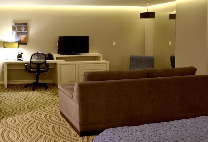 מיטת קינג בסוויטה, Holiday Inn Express Pachuca, An Ihg