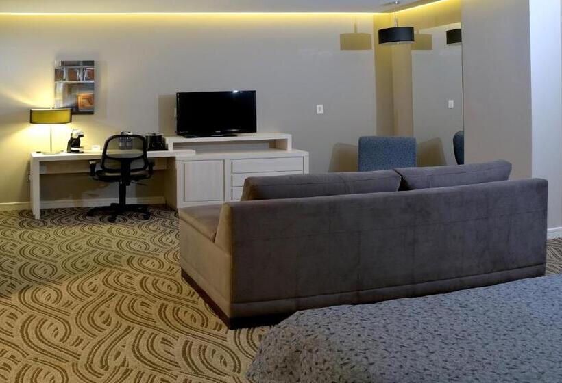 מיטת קינג בסוויטה, Holiday Inn Express Pachuca, An Ihg